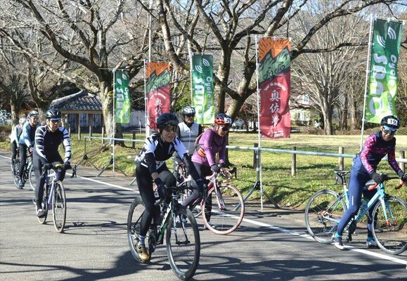 自然豊かな奥佐野でのサイクリングを楽しむ参加者たち