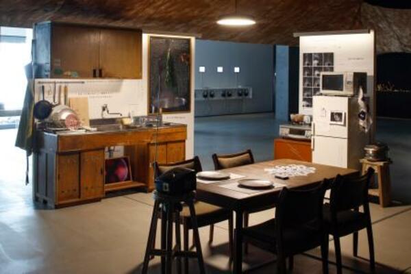 会場風景(ギャラリー2)山フーズ(小桧山聡子)+志鎌康平+UMA/design farm(原田祐馬、津田祐果)「台所で遊ぶ」(撮影:木奥恵三)(提供写真)