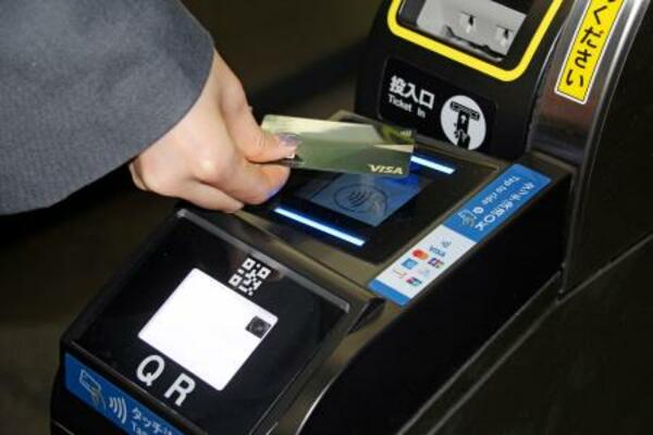 　駅に入場するためのクレジットカードのタッチ決済＝２５日午前、東京都渋谷区