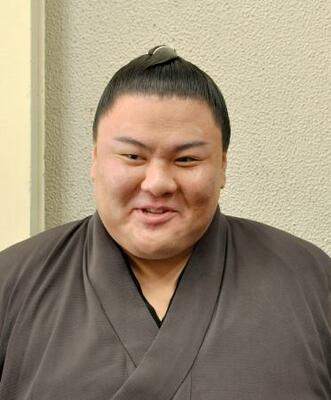 本名の草野から改名し、取材に応じる義ノ富士=28日、福岡市