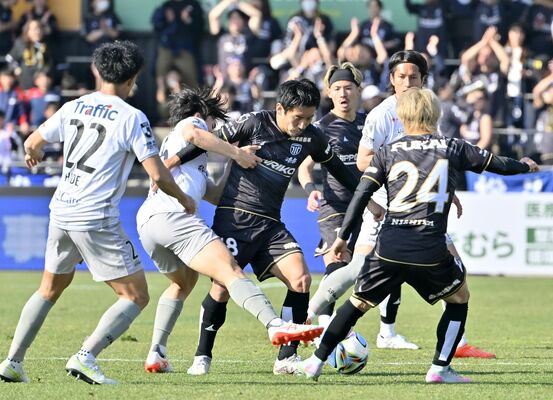 前半13分、栃木シティのＭＦ加藤大（中央）が相手ディフェンスに囲まれながらボールをキープする＝ＣＦＳ、広瀬華撮影