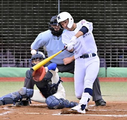 １回、佐野日大の和栗が先制の中前適時打を放つ＝清原