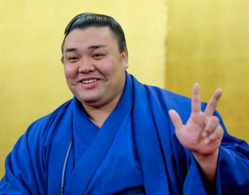 大相撲春場所で3度目の優勝を果たし、記者会見でポーズをとる霧島=23日、堺市東区の音羽山部屋宿舎
