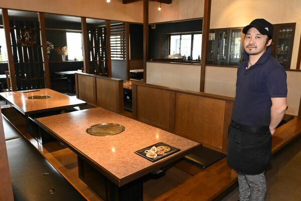 １席１席が広い店内に立つ大森さん