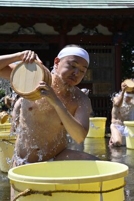 大暑禊で水をかぶって身を清める参加者