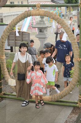 浅沼八幡宮で行われた毎年恒例の「茅の輪くぐり」