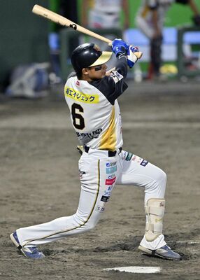 ３回、栃木ＧＢの楠本が先制の適時打を放つ＝小山運動公園野球場、森田大地撮影