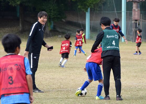 小学生たちを指導する中西さん（左奥）