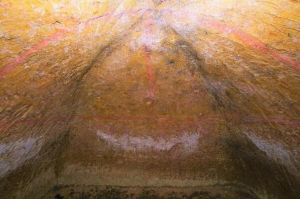 「清戸迫横穴墓群」の「83号横穴墓」から新たに見つかった彩色壁画(奥壁部分)