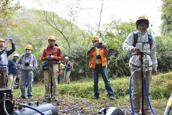 大峯山トンネル入り口で汽笛の吹鳴体験をするツアー参加者