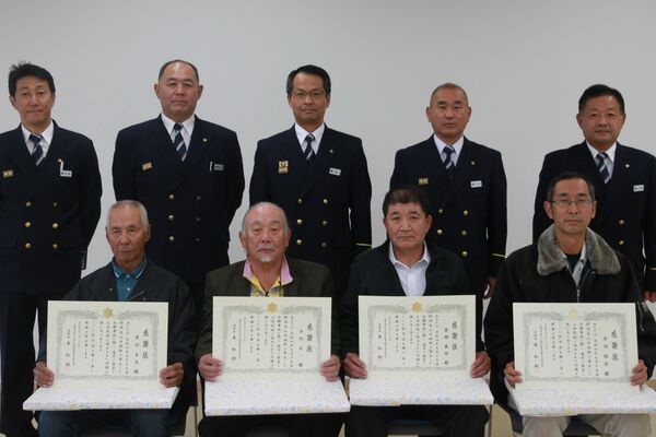 感謝状を受け取った男性４人