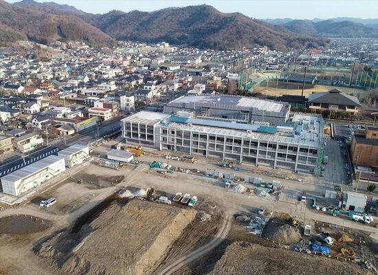 旧足利女子高、旧市民会館の両跡地で建設が進む新足利高校舎＝15日午前７時35分、足利市有楽町でドローンから
