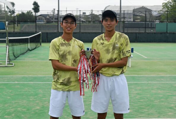 男子ダブルス優勝の床井・堂垣組（足大付）