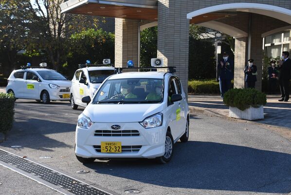 特殊詐欺被害防止の活動で出発する「サギ・撃隊」の専用車両＝２０日午後、宇都宮市野沢町