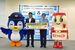 「ＳＮＳ型」詐欺防止へ協定を結んだ県警の佐藤生活安全部長（右）と宇都宮ヤクルト販売の柴田社長＝22日午後、県警本部