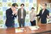 チーズ工房那須の森の安田さん（中央左）とＳｏ－ｂｏｋｕの真嶋さん（同右）の説明を受けながら商品を試食する渡辺市長（左）。右は那須ナチュラルチーズ研究会の高橋会長