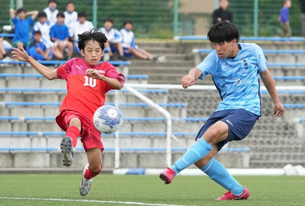 サッカー決勝 後半終了間際、豊郷の押山(右)がシュートを放つ=フードリエサッカーフィールド青木、橋本裕太撮影
