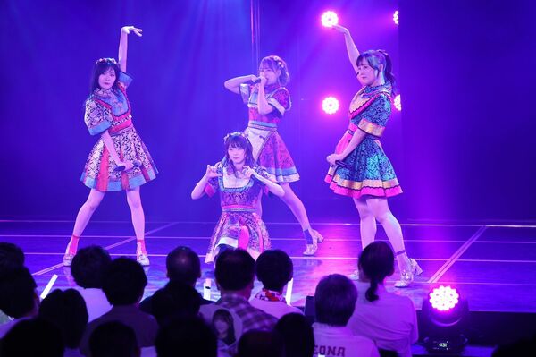 新公演「声出していこーぜ!!!」に出演し笑顔でパフォーマンスする福士(中央後ろ、ⓒ2023 Zest, Inc.)