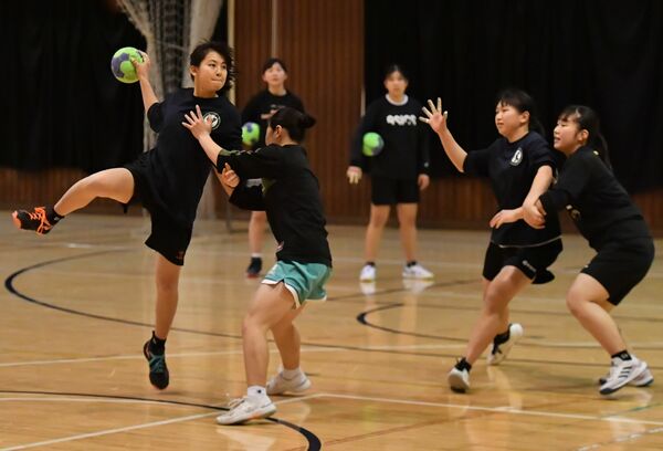 初の全国選抜大会出場を前に練習に熱が入る小山西の選手たち＝同校体育館