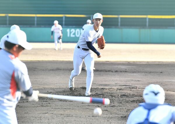 フィールディング練習に取り組む佐野日大の山田投手＝21日午後、兵庫県西宮市