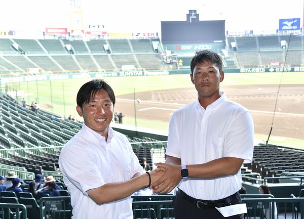 青藍泰斗の青山監督(左)と佐賀北の本村監督=阪神甲子園球場