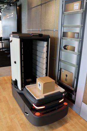 　「ウーブン・シティ」で公開された、集合住宅で自動で荷物を運ぶロボット＝２５日午後、静岡県裾野市