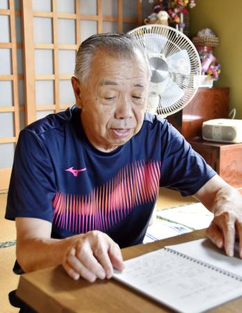 　東日本大震災発生直後の会議録を振り返る村上幸一さん＝７月、仙台市宮城野区