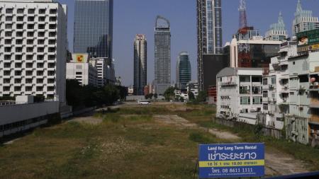 　バンコクの繁華街サイアム・スクエア近くにある、借り手が見つかっていないとみられる空き地＝１月９日