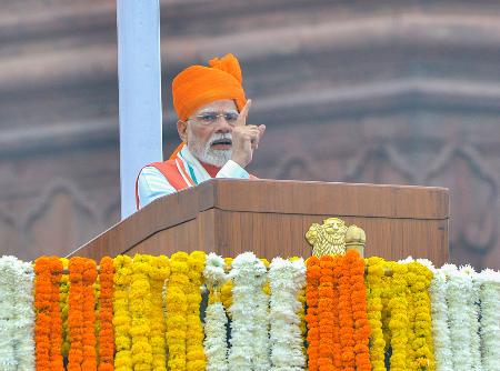 　昨年８月、インド・ニューデリーで演説するモディ首相。（ゲッティ＝共同）