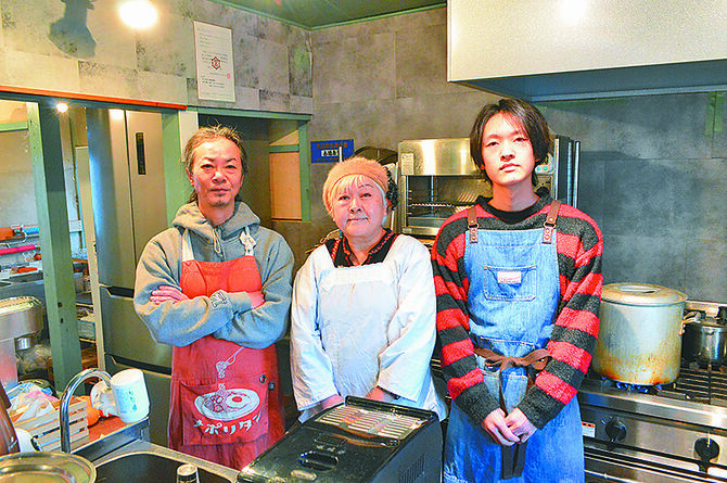 左から高橋崇広さん、康予さん、長男の耀馬さん