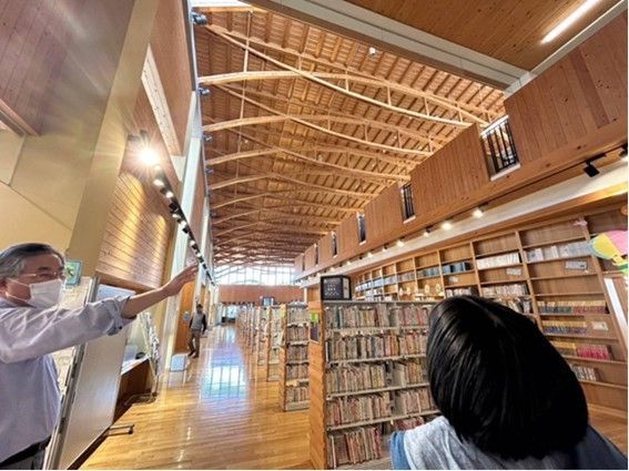 ふみの森もてぎで、小崎副町長（左）が建築のこだわりについて熱く語ってくれた