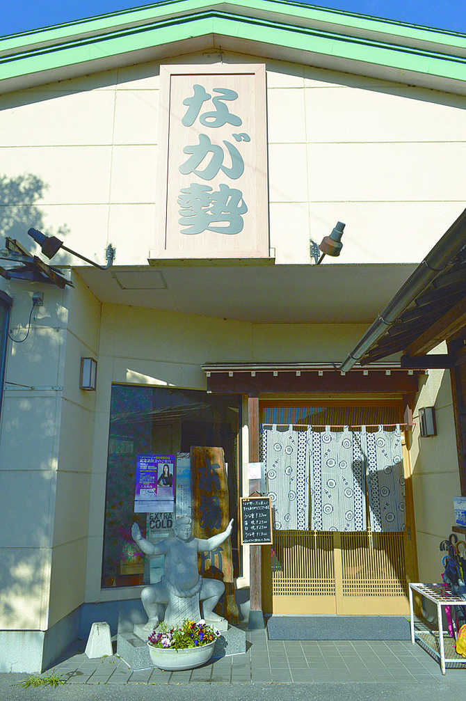 店の入り口では力士像がお出迎え