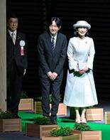 秋篠宮ご夫妻、育樹祭に出席