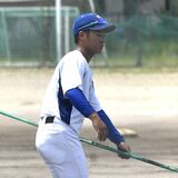 青藍泰斗唯一の高校生コーチ、手塚彪仁は縁の下の力持ち　将来の夢へ野球と勉強両立