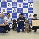 「娘」の警察犬が男性遭難者を救助、「母」に続くお手柄　矢板署から感謝状