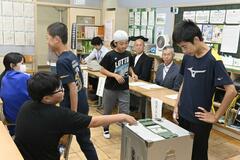 小学生が選挙体験、真剣に