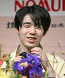 藤井、最年少で永世三冠