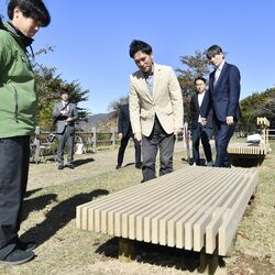 企業版ふるさと納税で那須塩原市に木製ベンチ２台寄付　大阪の越井木材工業　日光国立公園の沼原園地に設置