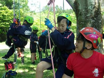 塩谷中１年生が自然アクティビティー満喫　宿泊学習でカヤック、ツリークライミング...友情深める