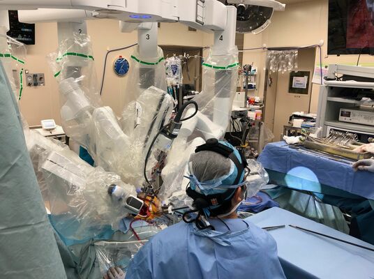 ロボットによる心臓手術を行う獨協医大病院のスタッフ＝１月下旬、壬生町北小林（同病院提供）