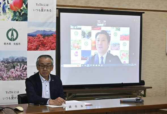 リモートで会見に臨んだ森島市長（右）