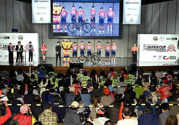 チームプレゼンテーションでステージに立つ宇都宮ブリッツェンの選手たち＝宇都宮市江野町