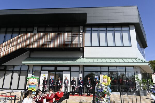 オープンした店舗棟「ラシックマルシェ」＝９日午前、壬生町国谷