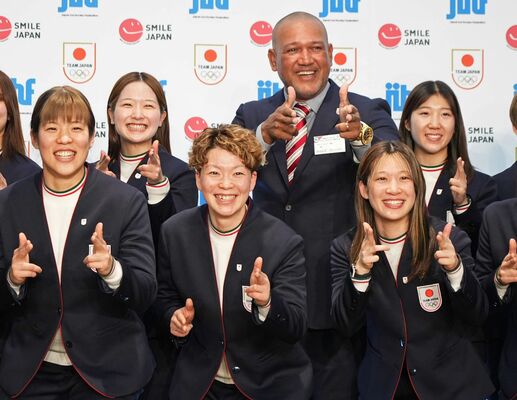 壮行会で笑顔を見せる小池主将（前列中央）と日本アイスホッケー連盟のアレックス・ラミレス理事（後列中央）