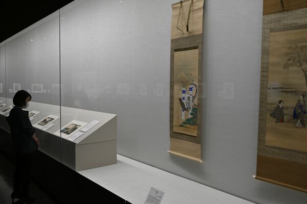 広重の肉筆画などが並ぶ展示会場