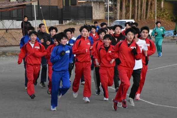 寒稽古で校内を走る生徒たち