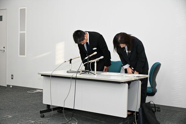 常勤講師の懲戒処分を受け謝罪する県教委の担当者=10日午後5時30分、県庁