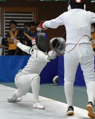 フェンシング成年女子エペ１回戦　鹿児島との対戦で本県の国谷がポイント奪う＝上三川町体育センター