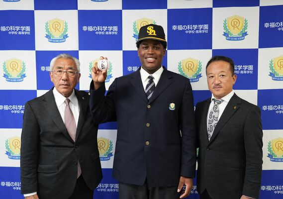 指名あいさつを受け、王会長のサインボールを持つエミール=幸福高