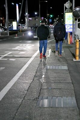 久しぶりに居場所「ひだまり」で夕食を食べた後、記者とともに帰路に就く一生さん（左）＝2023年12月８日夜、日光市内